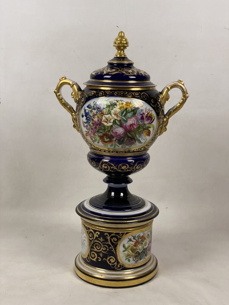 Dans le goût de SEVRES - Important vase couvert sur piédouche en porcelaine ble…