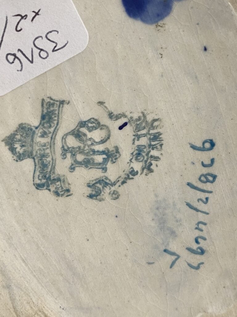 Dans le goût de SEVRES - Paire de vases en porcelaine de forme gourde à col pol…