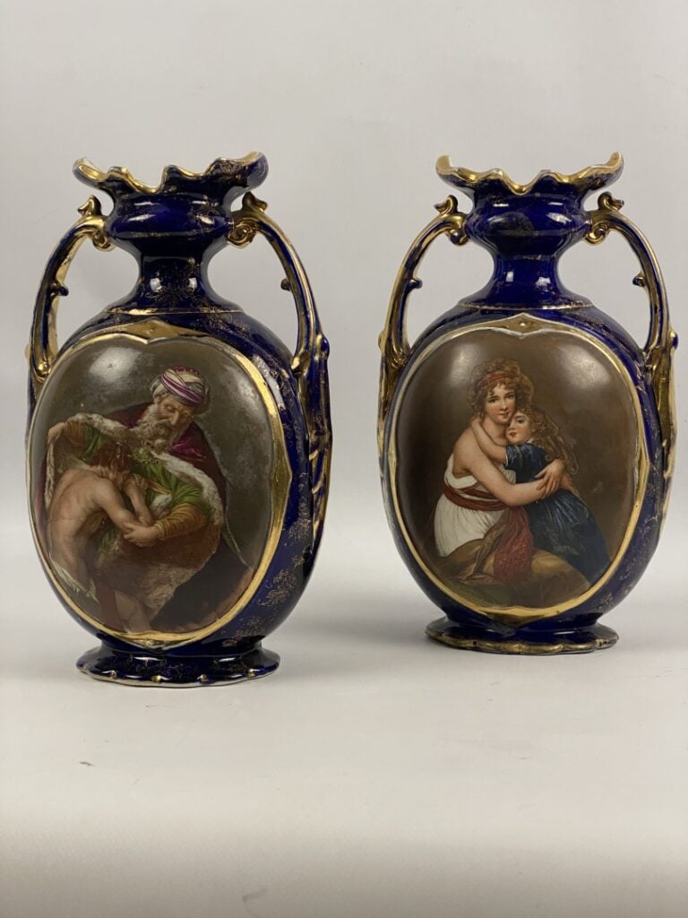 Dans le goût de SEVRES - Paire de vases en porcelaine de forme gourde à col pol…