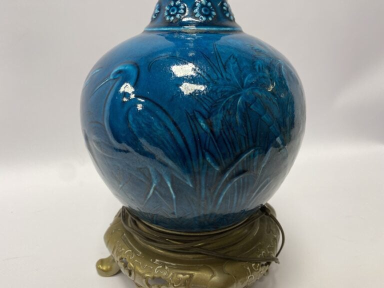 Dans le goût de Théodore DECK. - Vase bouteille en faïence émaillée bleue, à dé…