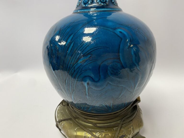 Dans le goût de Théodore DECK. - Vase bouteille en faïence émaillée bleue, à dé…