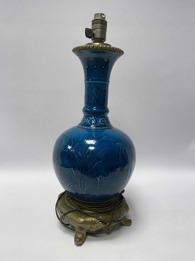 Dans le goût de Théodore DECK. - Vase bouteille en faïence émaillée bleue, à dé…