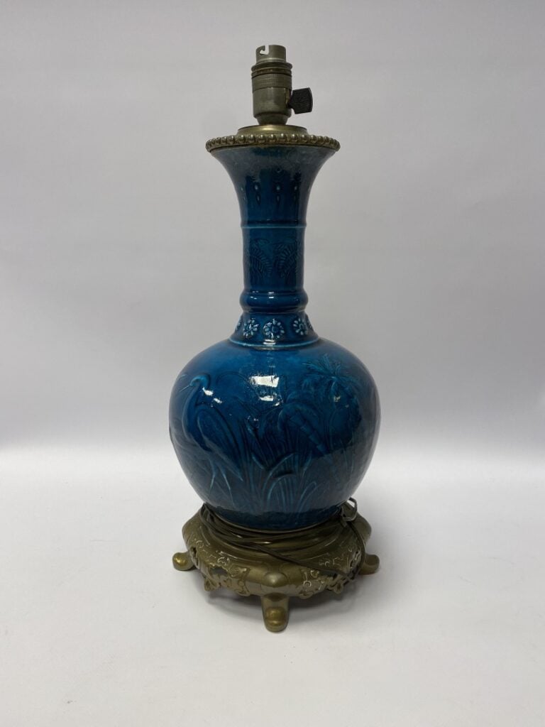 Dans le goût de Théodore DECK. - Vase bouteille en faïence émaillée bleue, à dé…