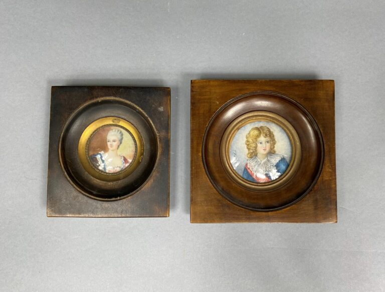 Dans le goût du XVIIIe siècle - Ensemble de deux miniatures sur carton, portrai…