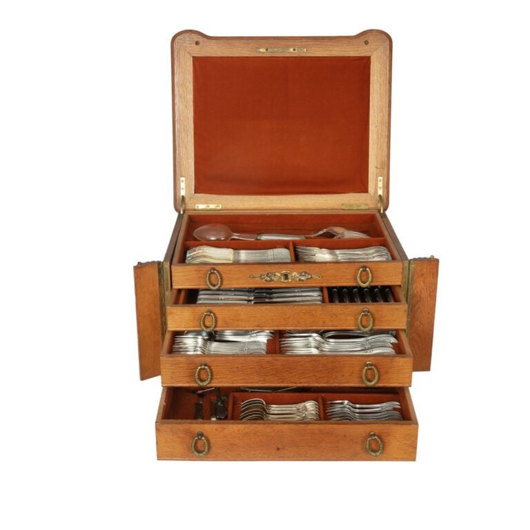 Dans un coffret en bois : Partie de ménagère en argent (800) comprenant : 12 co…
