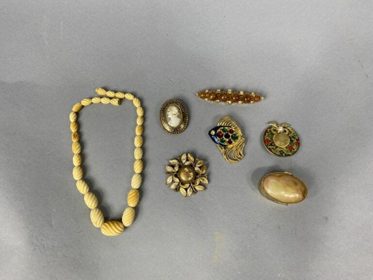 Dans un coffret : lot de bijoux fantaisie en métal et divers, camée coquille, e…