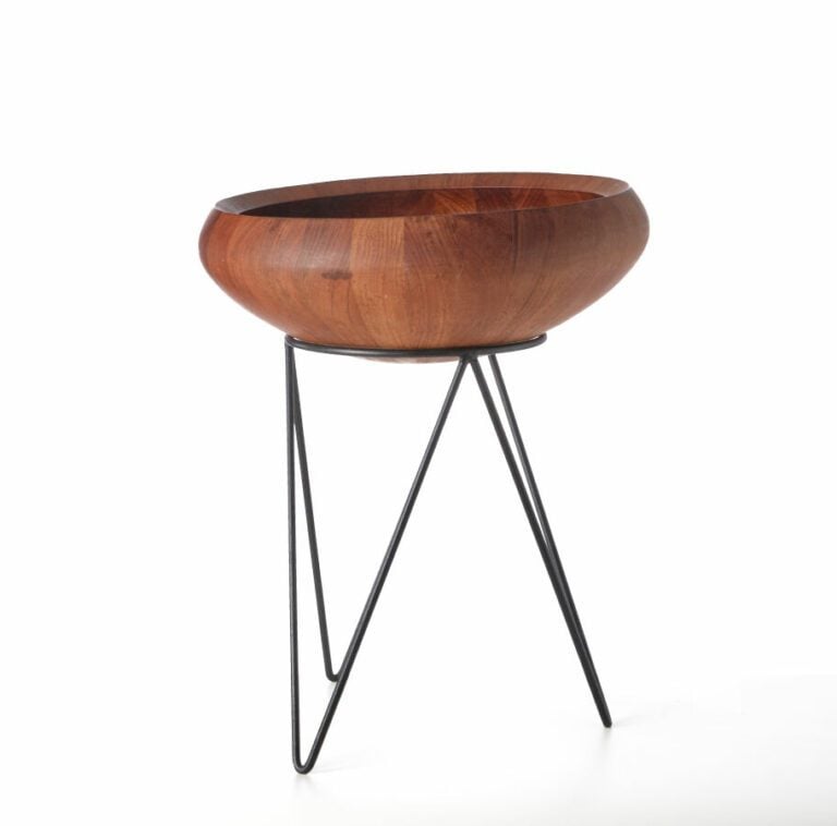DANSK DESIGN DENMARK. Coupe circulaire en teck. Elle repose sur un piétement mé…