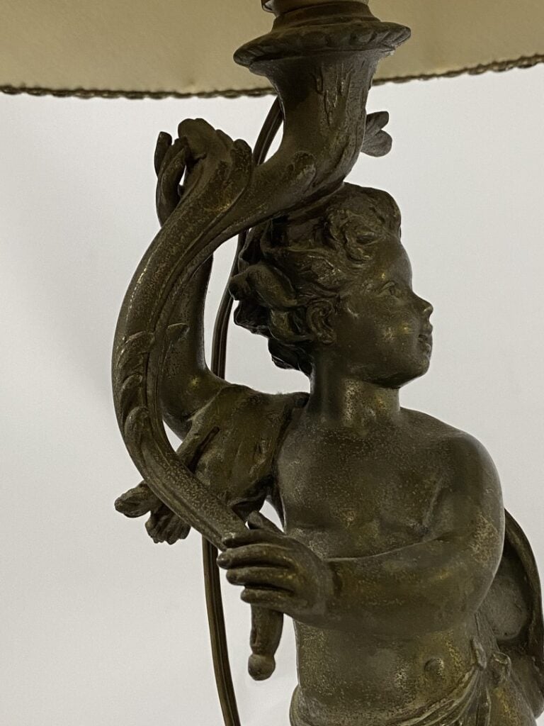 D'après BRUCHON - Récompense - Sujet en régule figurant un putto soutenant une…