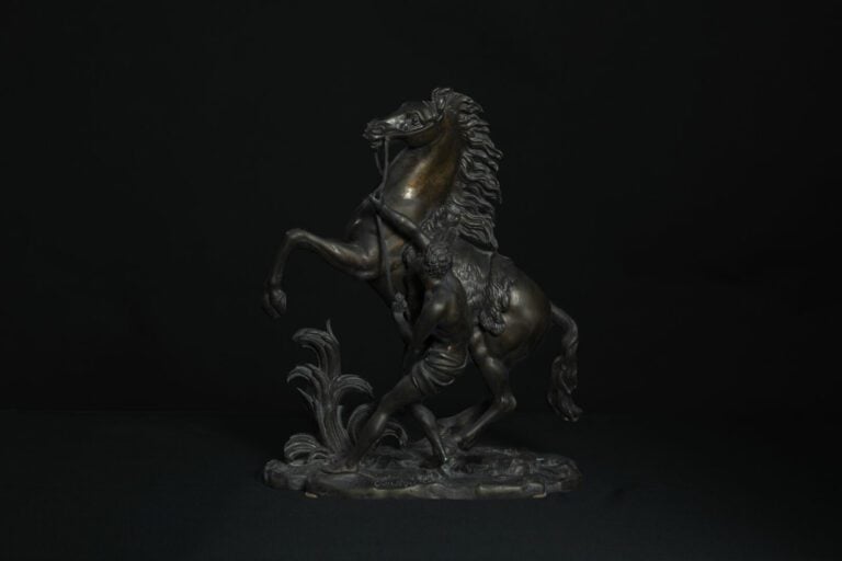 D'après COUSTOU - Cheval de Marly - Groupe en bronze sculpté à patine brune - 3…