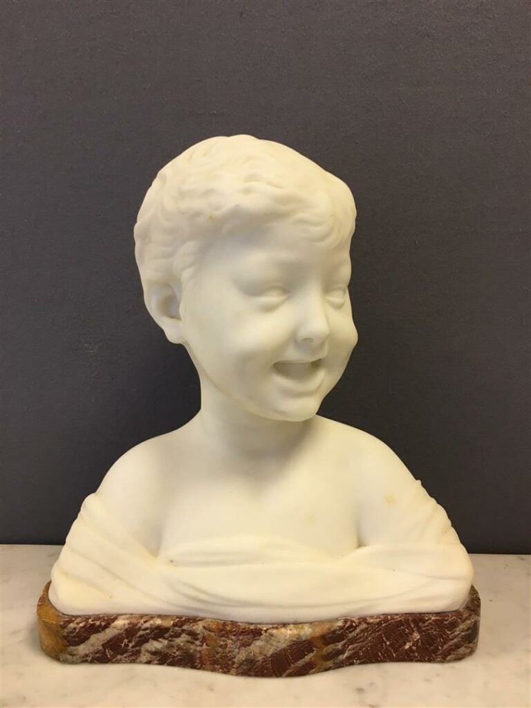D'après Desiderio da SETTIGNANO. - Buste d'enfant souriant - Buste en marbre, s…