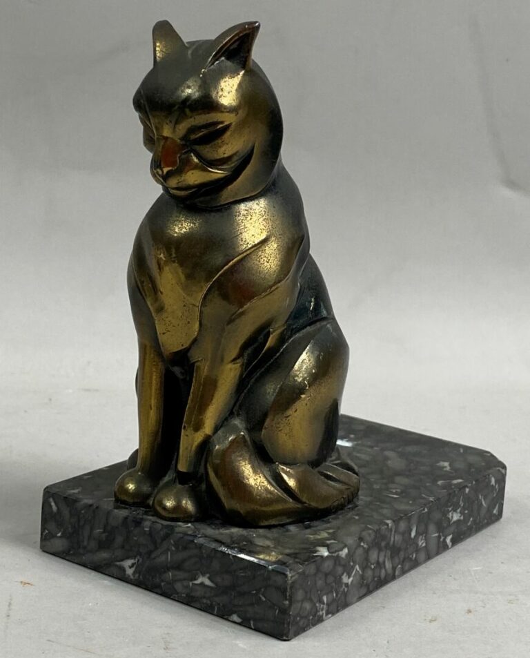 D'après FRANJOU (XXe siècle) - Un serre-livre en métal patiné figurant un chat…