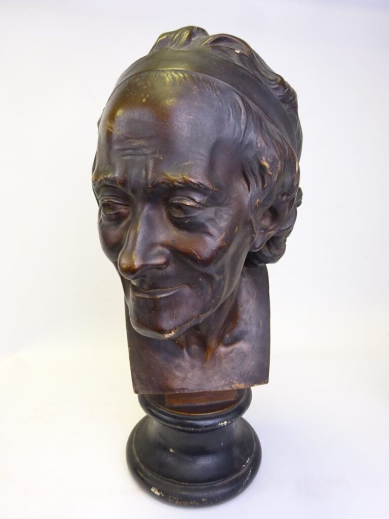 D'après HOUDON. - Buste de Voltaire - Epreuve en plâtre patiné à l'imitation du…
