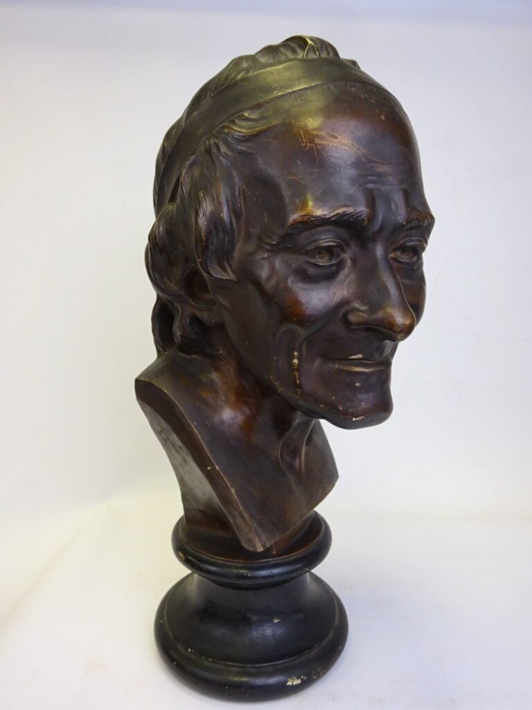 D'après HOUDON. - Buste de Voltaire - Epreuve en plâtre patiné à l'imitation du…
