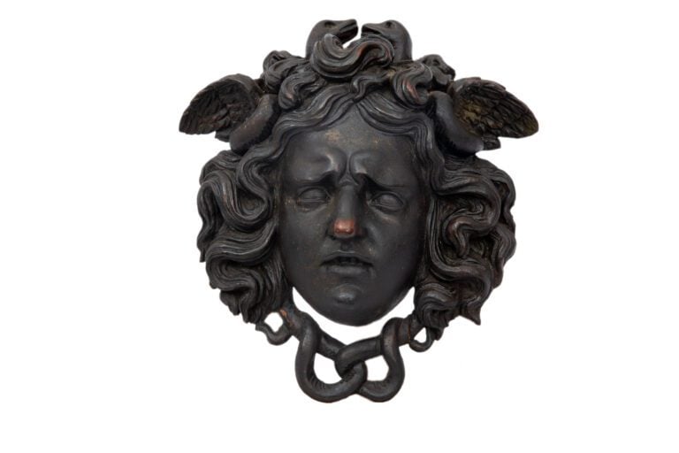 D'après l'antique. - Tête de méduse dite Rondanini - Bois sculpté. - Hauteur: 2…