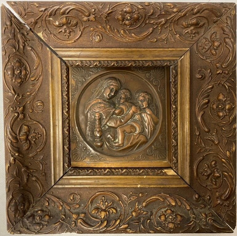 D'après RAPHAEL. - La Madone à la chaise - Plaque en étain à patine cuivrée. -…