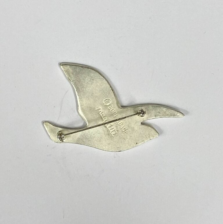 D'après René MAGRITTE(1898-1967) - Broche en métal argenté brossé figurant une…