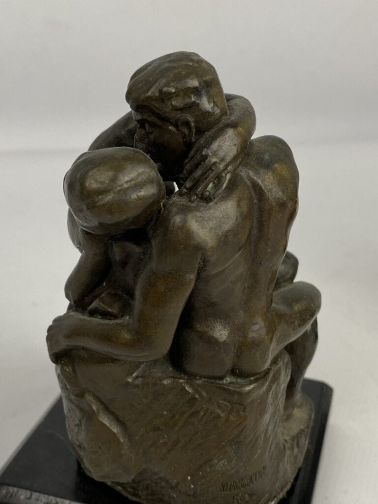 D'après RODIN. - Le baiser et le penseur - Deux reproductions en bronze - (oxyd…