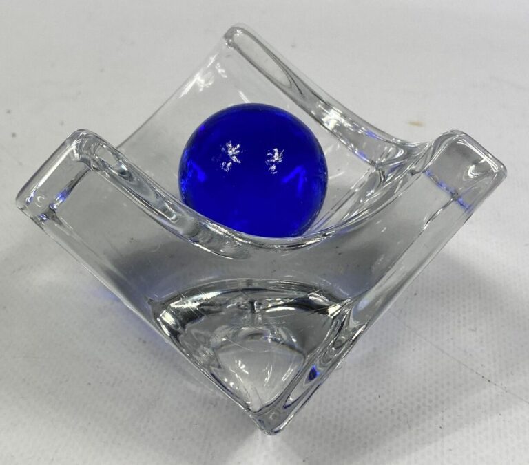 DAUM France - Cendrier en cristal et boule bleue, signé