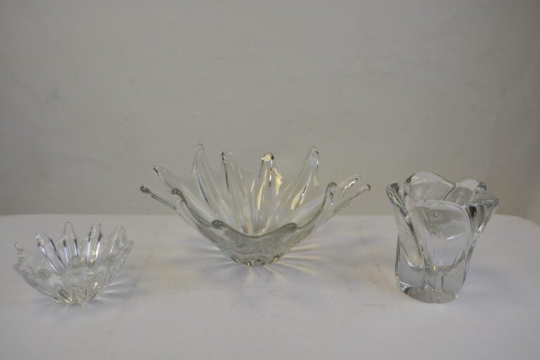 DAUM FRANCE. - Grande coupe, petite coupe et petit vase en cristal côtelé. - Di…