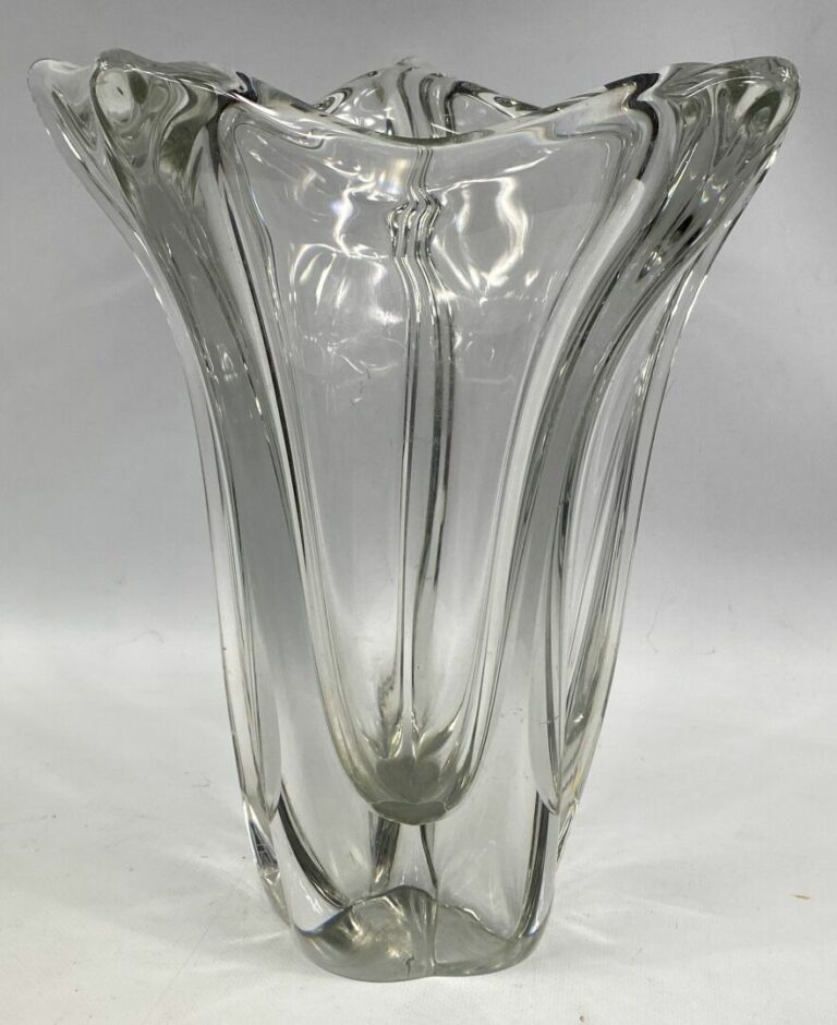 DAUM France - Vase en cristal à bords étirés polylobé - Signé sur la base - H :…