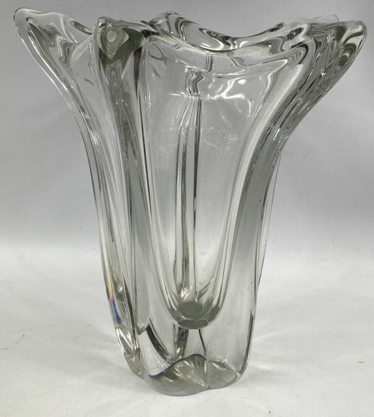 DAUM France - Vase en cristal à bords étirés polylobé - Signé sur la base - H :…
