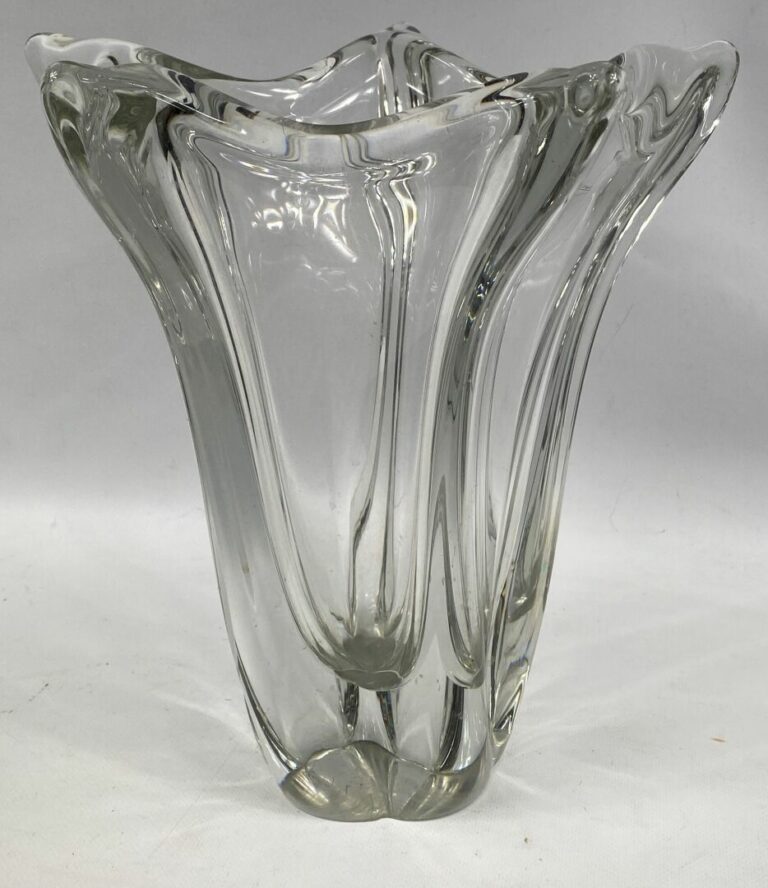 DAUM France - Vase en cristal à bords étirés polylobé - Signé sur la base - H :…