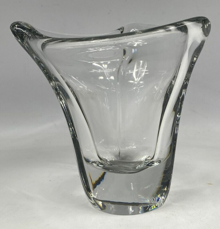 DAUM France - Vase en cristal transparent à bord étiré - Signé sur la base - H…