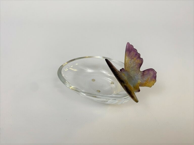 DAUM FRANCE. - Vide-poche ovale en verre, à décor d'un papillon en pâte de cris…