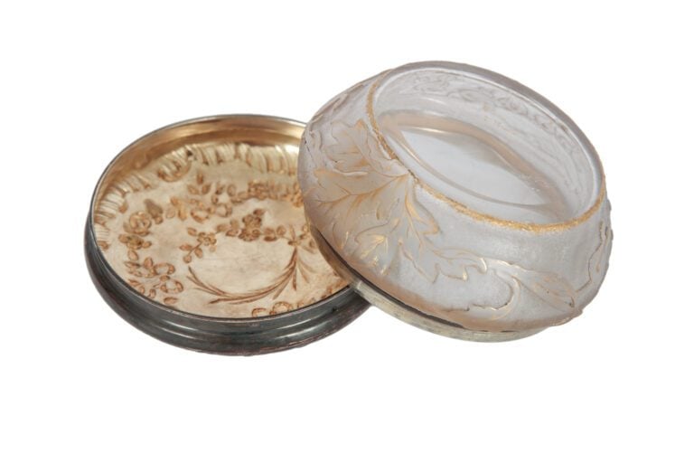 DAUM Nancy - Bonbonnière en verre doublé à décor de feuillages dégagé à l'acide…