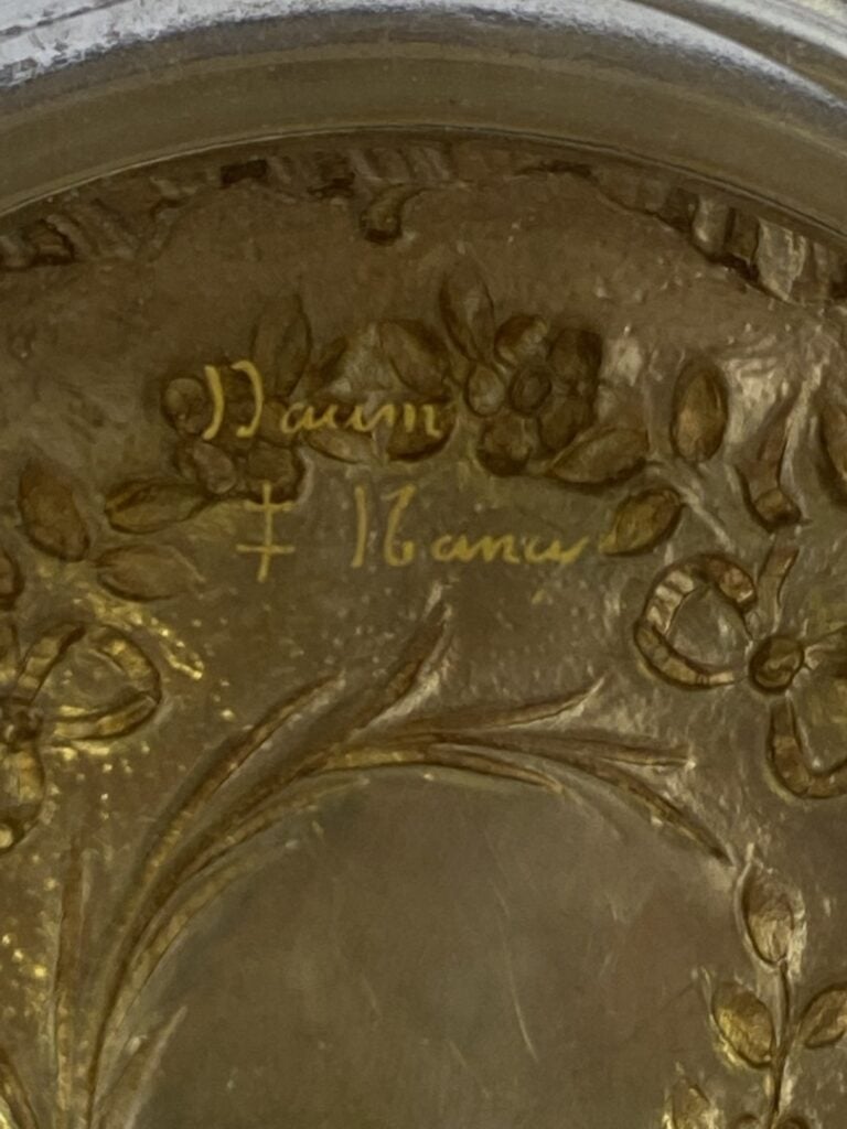 DAUM Nancy - Bonbonnière en verre doublé à décor de feuillages dégagé à l'acide…