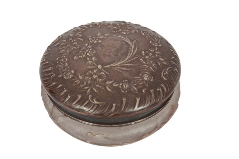 DAUM Nancy - Bonbonnière en verre doublé à décor de feuillages dégagé à l'acide…