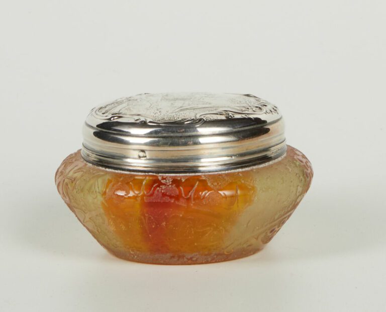 DAUM NANCY - Petite boîte en verre doublé à décor dégagé à l'acide et émaillé d…