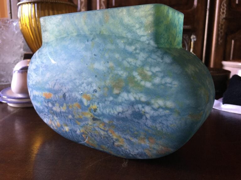 DAUM NANCY. - Vase en pâte de verre à fond marmoréen bleu, la panse de forme ov…