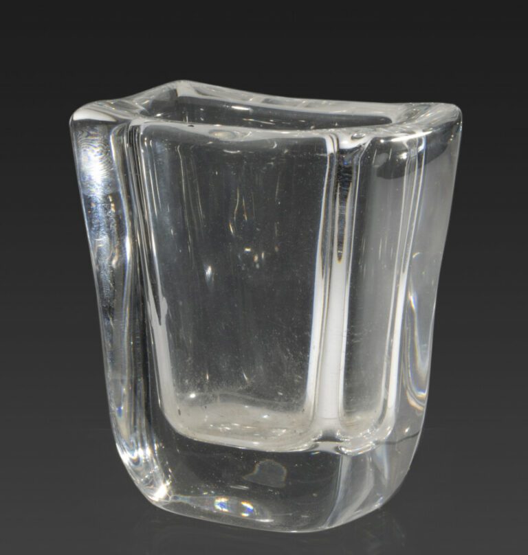 Daum.Petit vase à section rectangulaire adoucie en cristal.Marque gravée.Haut.9…