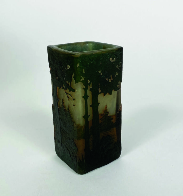 DAUM - Vase carré en verre multicouches à décor gravé à l'acide d'un paysage fo…