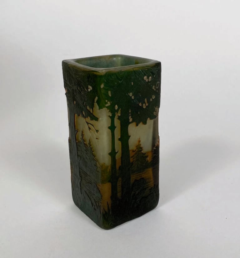 DAUM - Vase carré en verre multicouches à décor gravé à l'acide d'un paysage fo…