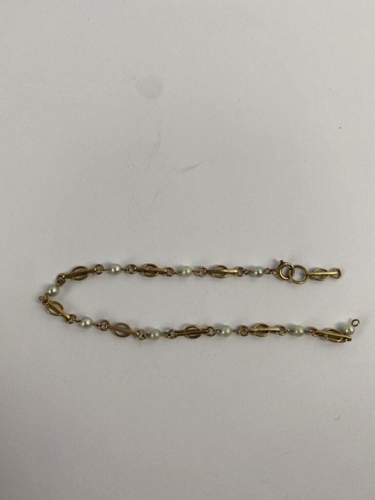 Débris de bracelet en or jaune (375) à maillons ajourés et petites perles de cu…