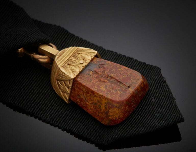 DECORATION en or jaune 18 carats (750 millièmes), composée d'un large ruban noi…