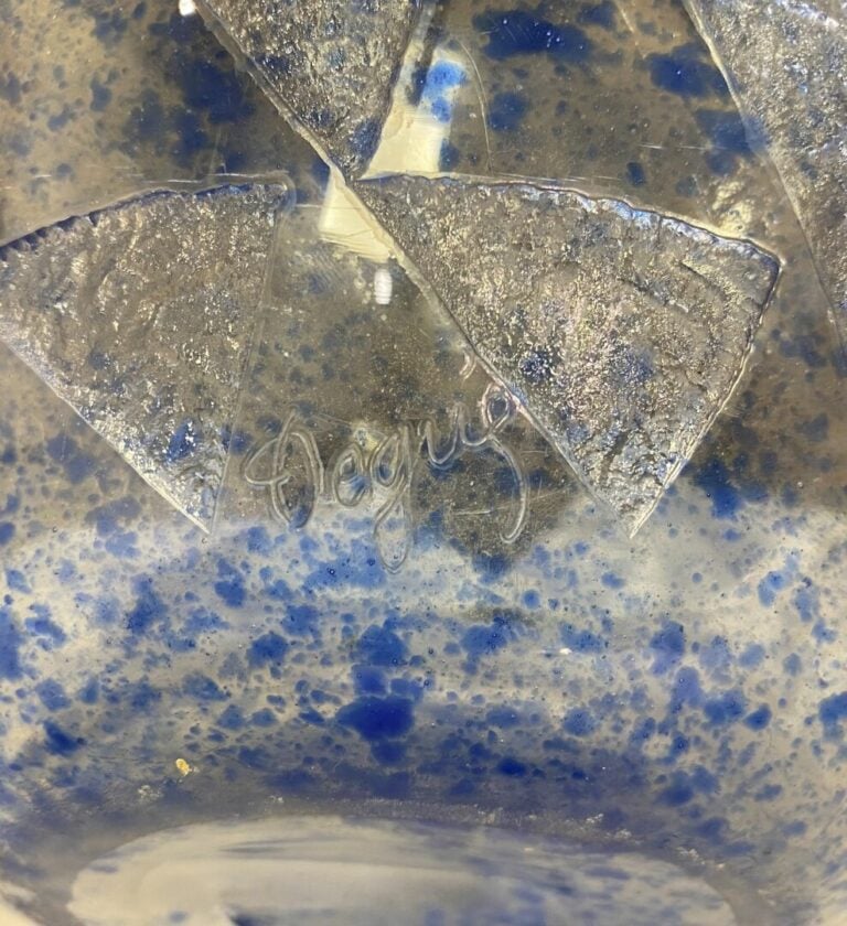 DEGUÉ (David GUERON, 1892-1950) - Vase en verre doublé à décor dégagé à l'acide…
