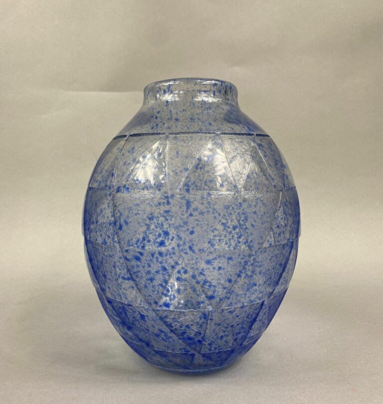 DEGUÉ (David GUERON, 1892-1950) - Vase en verre doublé à décor dégagé à l'acide…