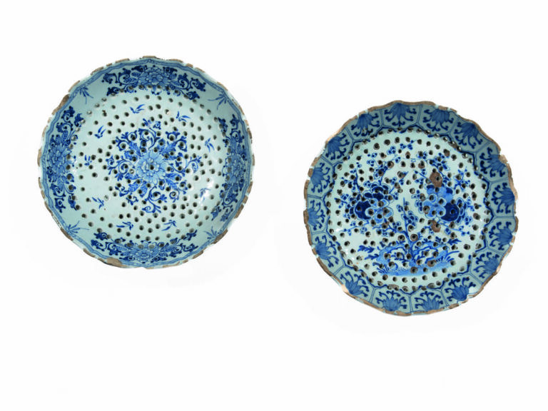 DELFT - Deux égouttoirs, décor en camaïeu bleu de branchages fleuris. XVIIIème…