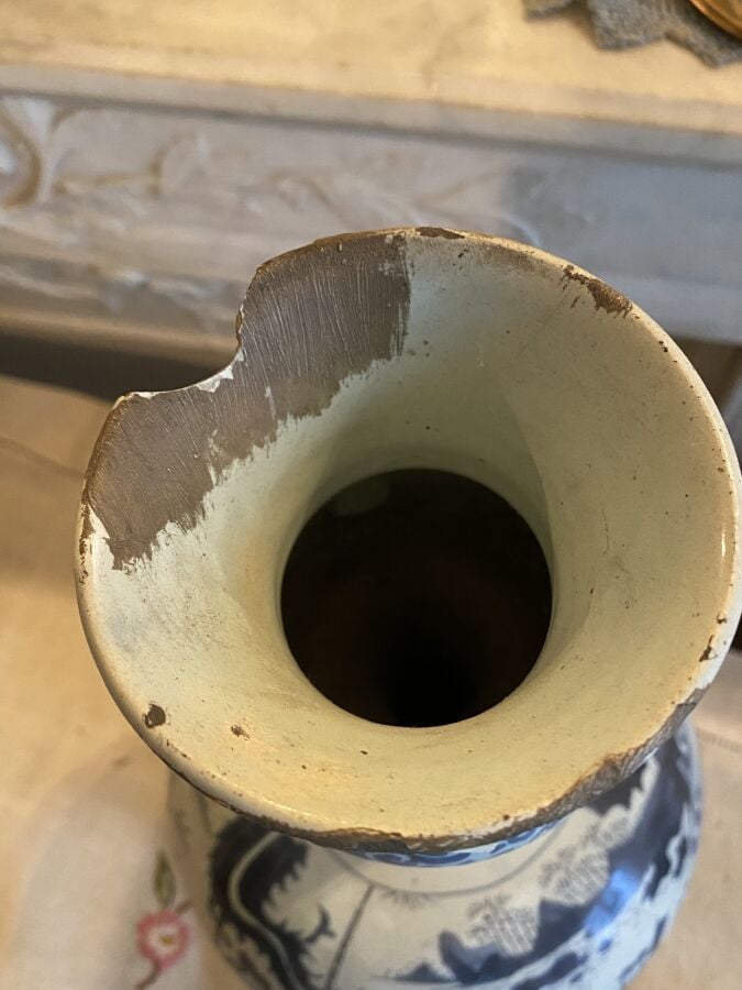 DELFT - Deux vases à double renflement, décor camaïeu bleu dans le goût asiatiq…