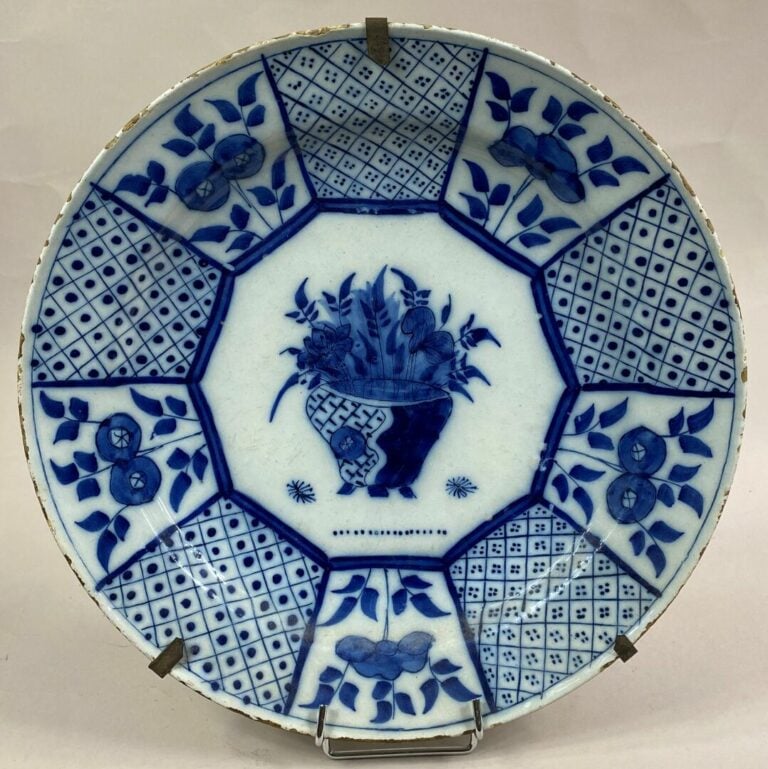 DELFT - Grand plat en faïence à décor bleu de vase fleuri et motifs de croisill…