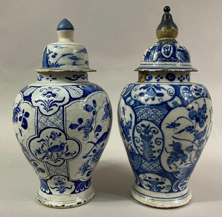 DELFT, ou dans le goût de - Ensemble de deux potiches couvertes en faïence à dé…