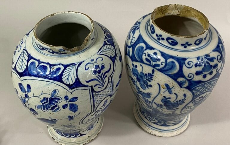 DELFT, ou dans le goût de - Ensemble de deux potiches couvertes en faïence à dé…