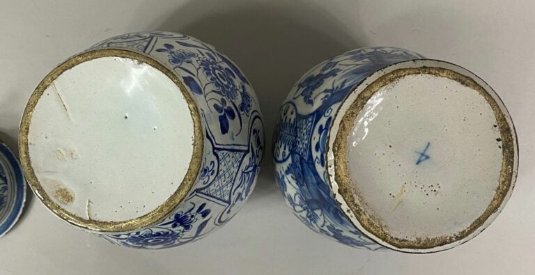 DELFT, ou dans le goût de - Ensemble de deux potiches couvertes en faïence à dé…