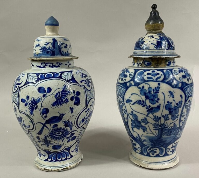 DELFT, ou dans le goût de - Ensemble de deux potiches couvertes en faïence à dé…