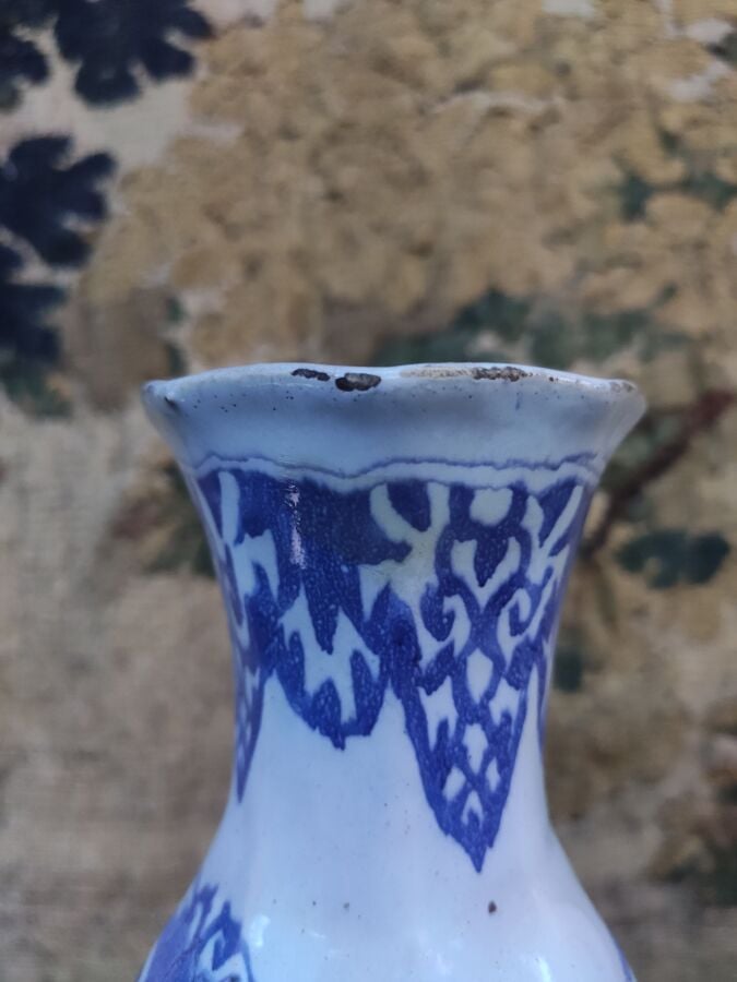 DELFT - Paire de gourdes, décor en camaïeu bleu de paysages chinois. XVIIIème s…