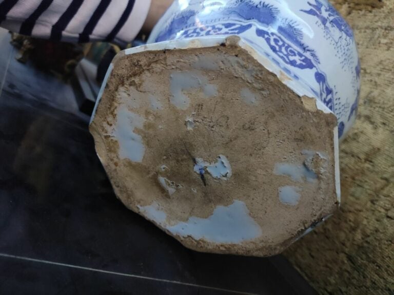 DELFT - Paire de gourdes, décor en camaïeu bleu de paysages chinois. XVIIIème s…