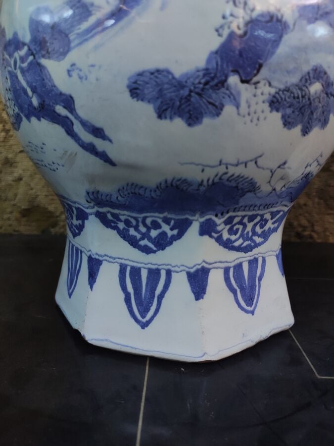 DELFT - Paire de gourdes, décor en camaïeu bleu de paysages chinois. XVIIIème s…